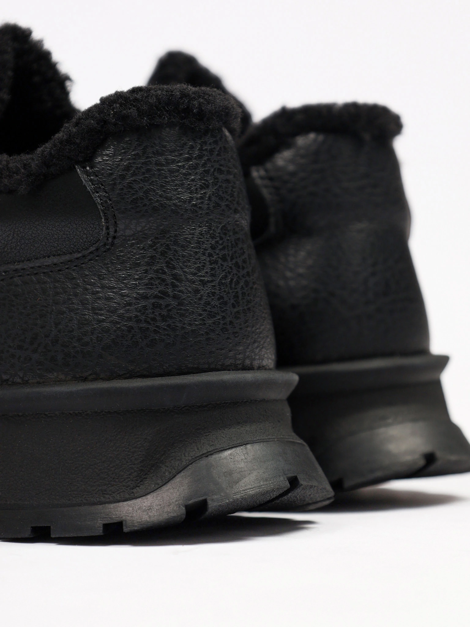 Кроссовки утепленные черного цвета на средней подошве